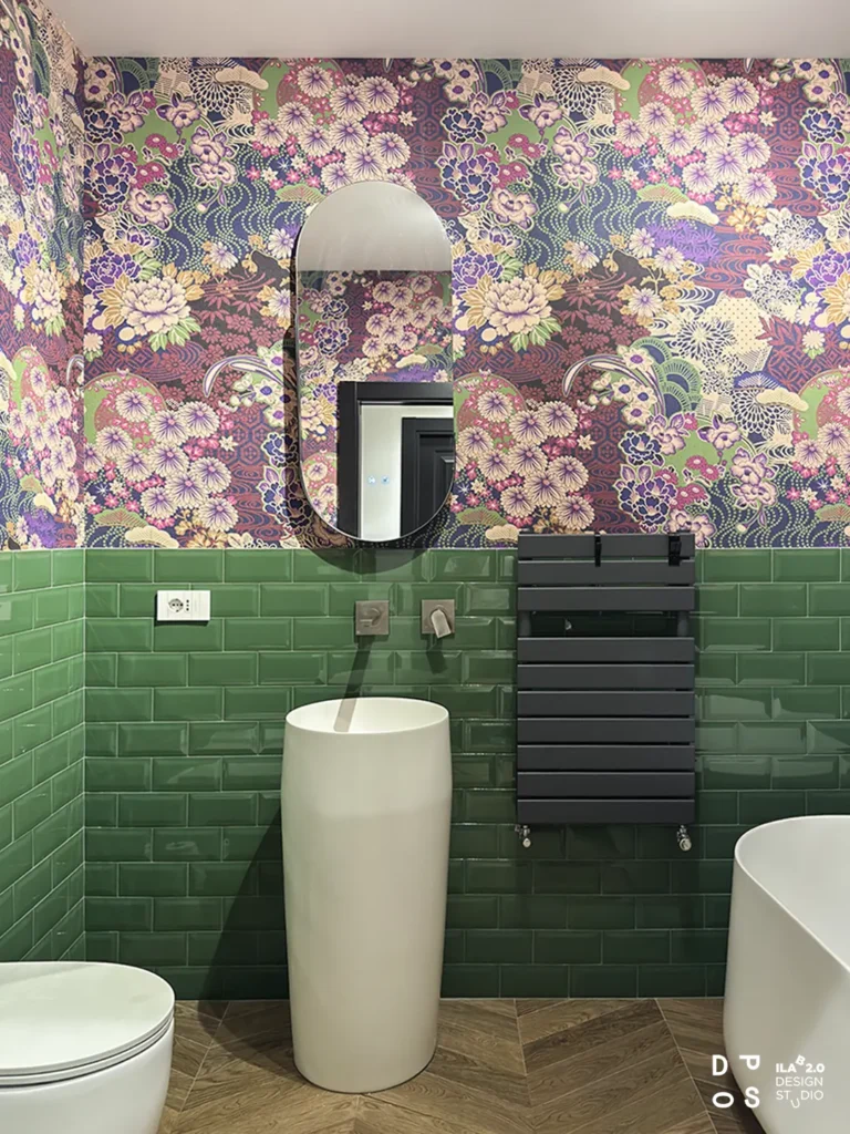 Bagno di Casa F+D con carta da parati floreale e piastrelle verdi