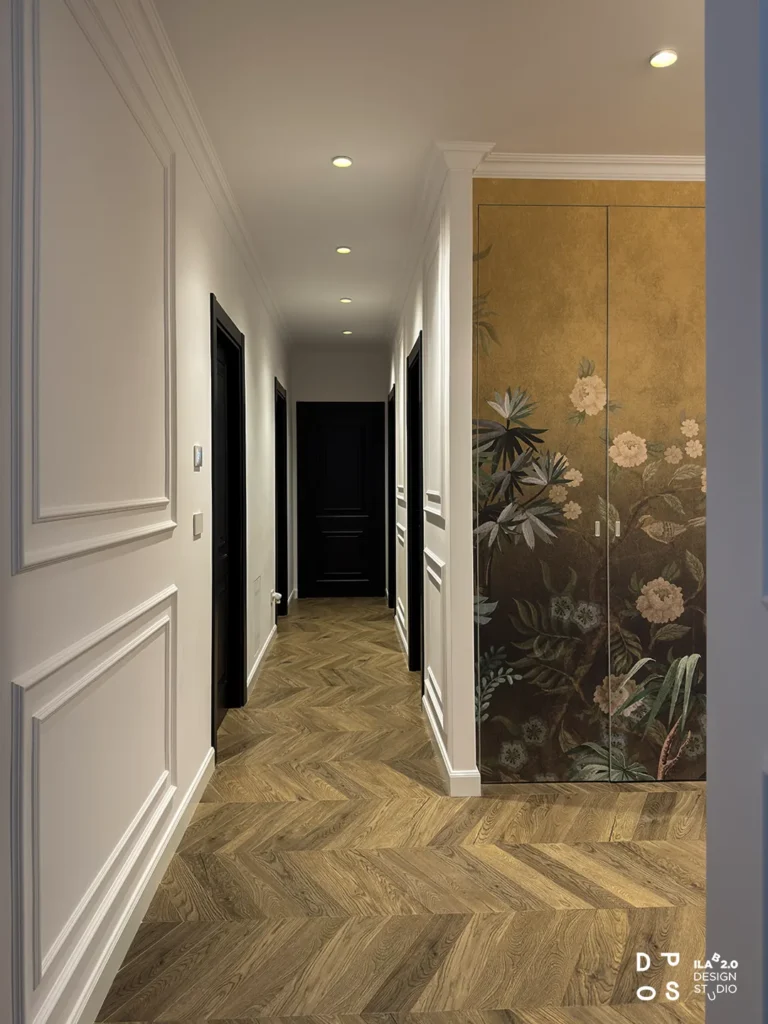 Corridoio di Casa F+D con boiserie, parquet a spina e carta da parati