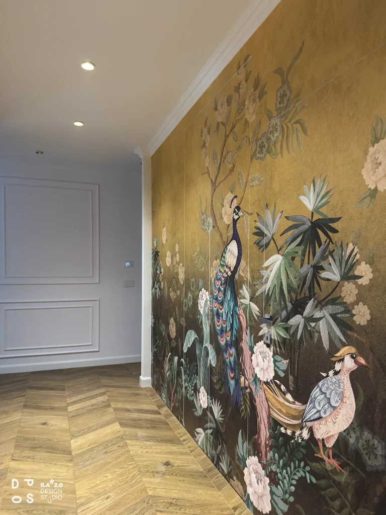 Parete con carta da parati a pavoni e fiori nel corridoio di Casa F+D