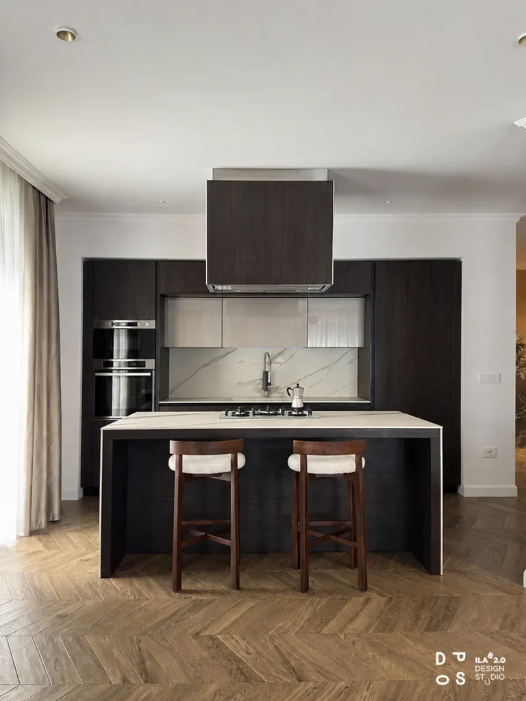 Cucina di Casa F+D con isola, sgabelli e cappa sospesa