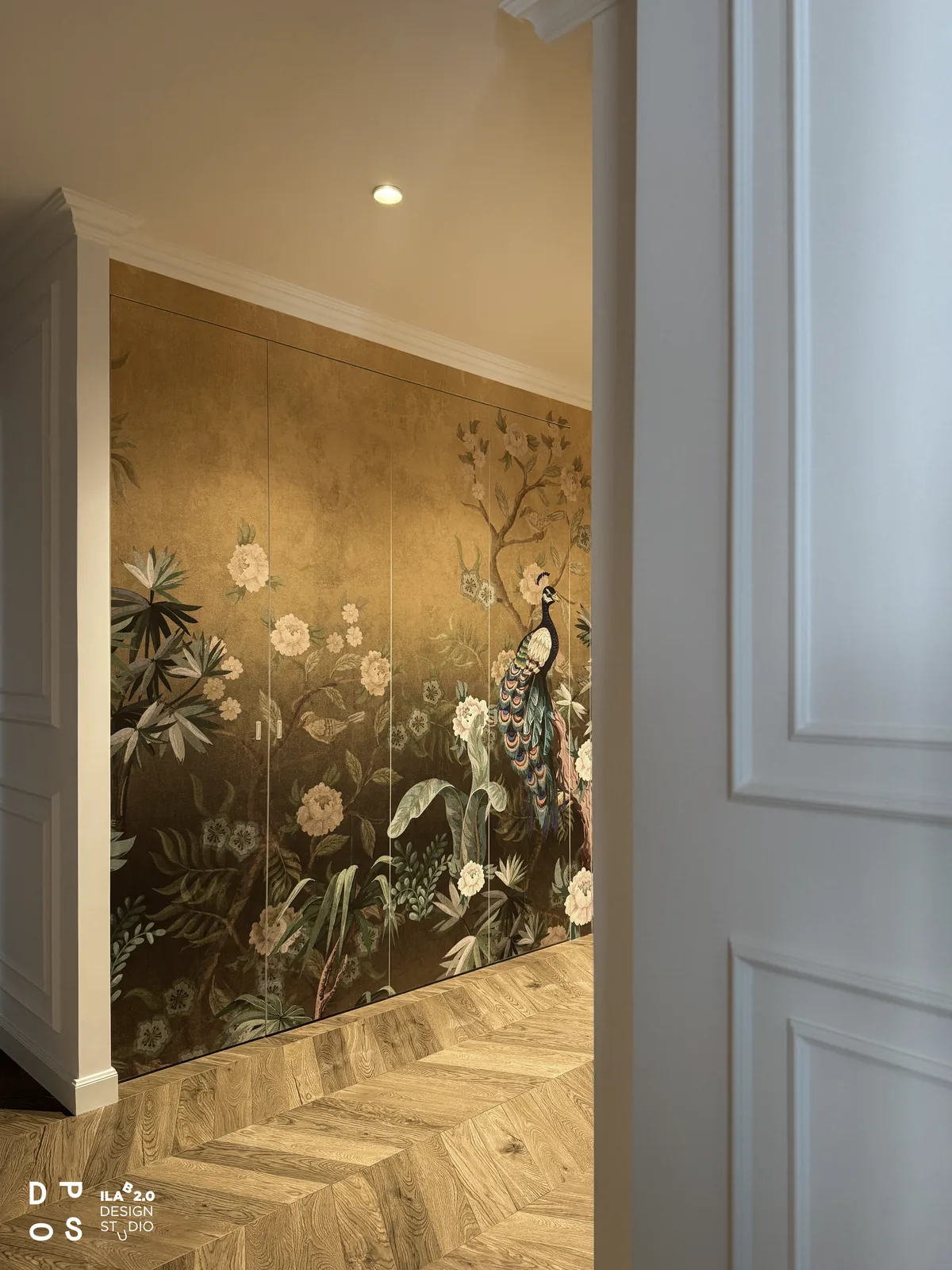 Ingresso di Casa F+D con la carta da parati a pavoni e fiori e il parquet a spina