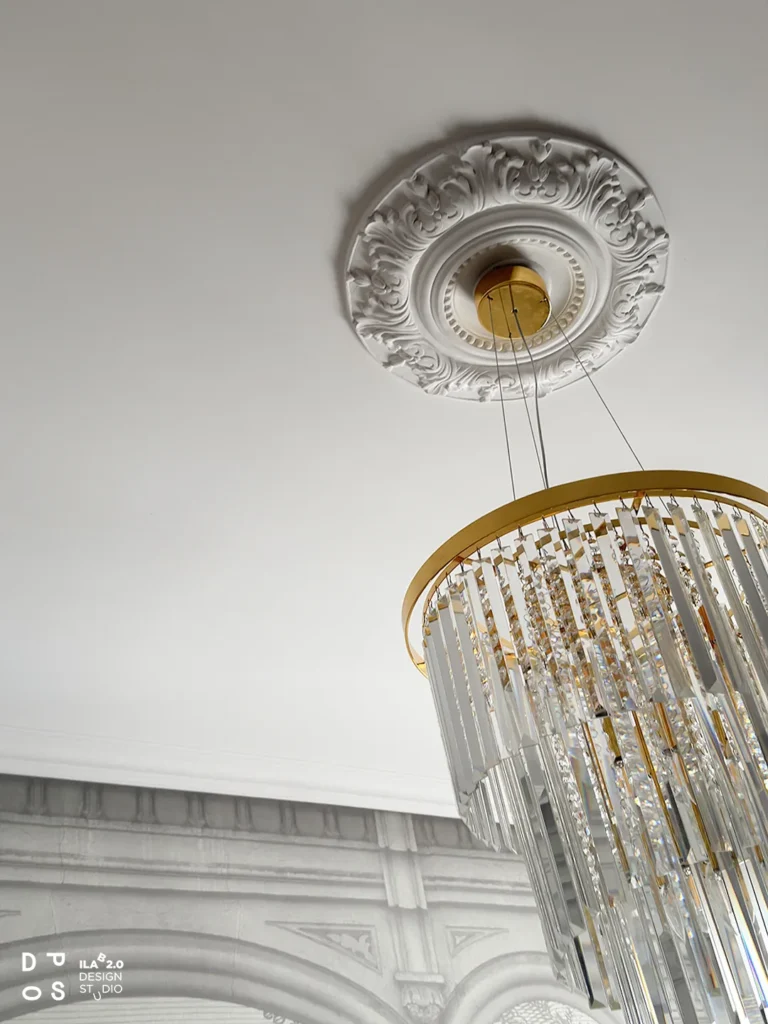 Lampadario di cristalli sotto il rosone in gesso di Casa F+D