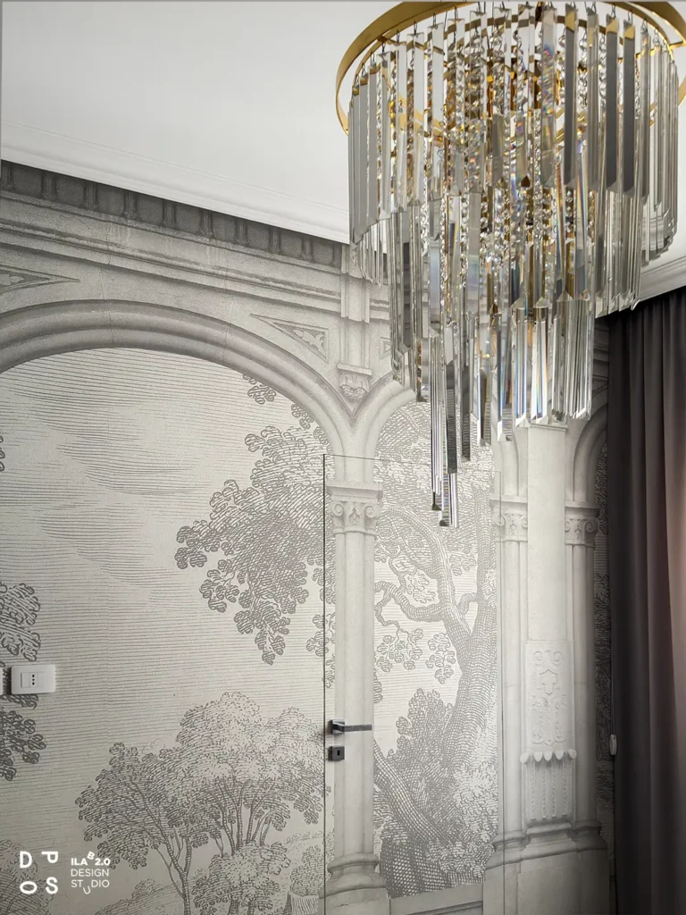Parete con carta da parati trompe-l'œil e lampadario di cristalli in Casa F+D