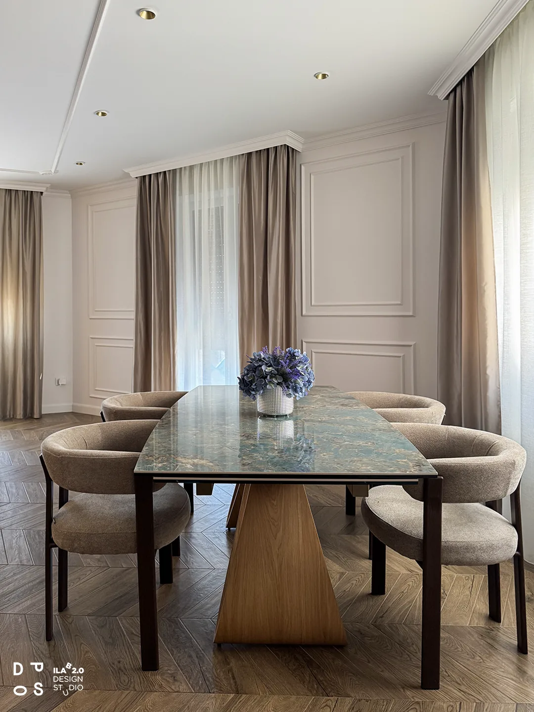 Tavolo da pranzo con piano in pietra e sedie imbottite in Casa F+D