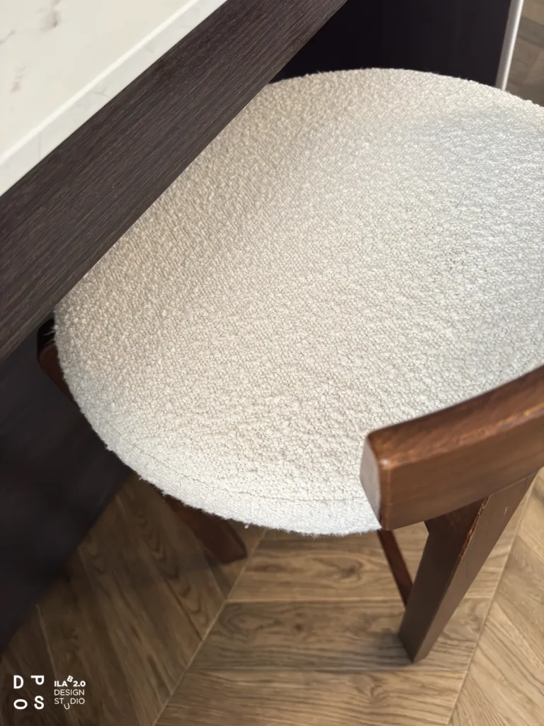 Sedia in bouclé e legno di noce in Casa F+D
