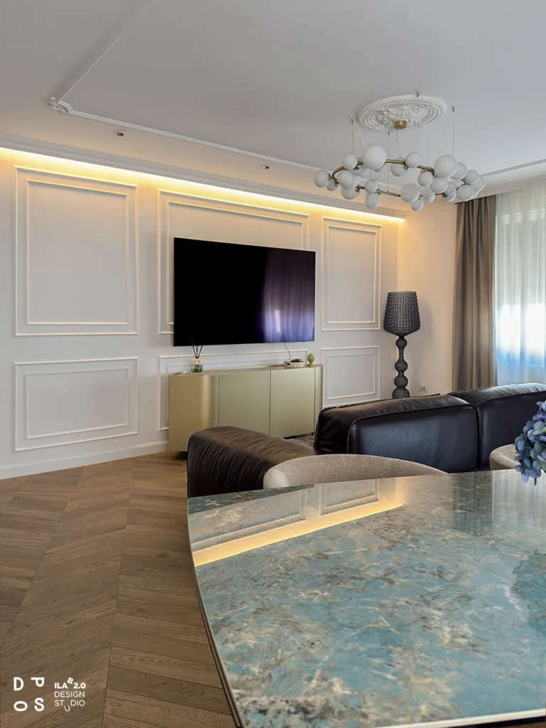 Soggiorno di Casa F+D con tavolo in pietra azzurra, boiserie e lampadario