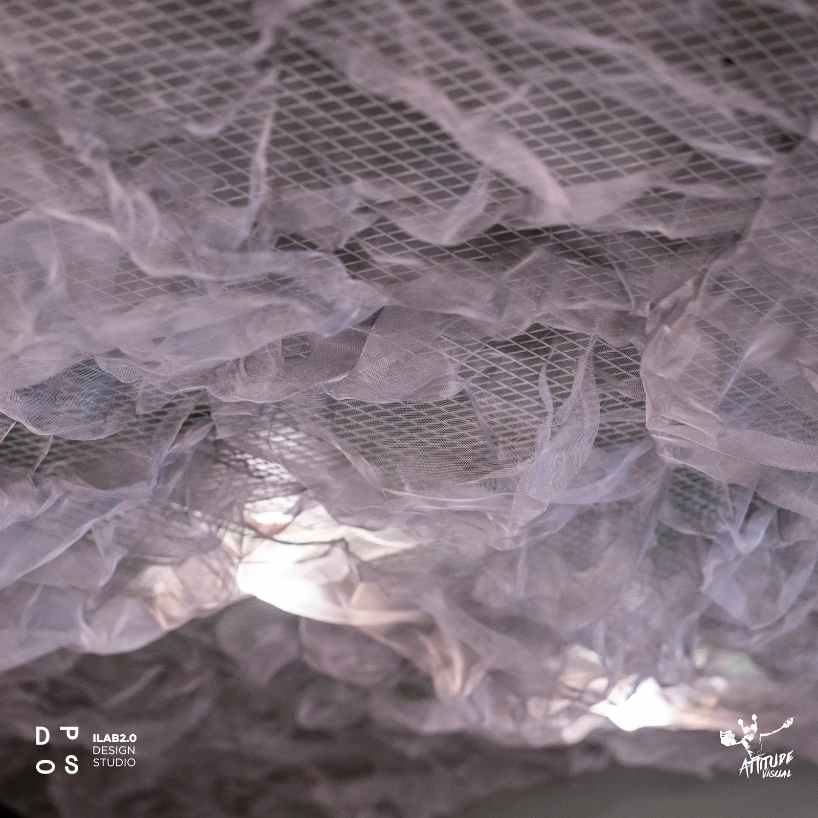 Dettaglio del soffitto in tulle e rete da pesca di Krudo
