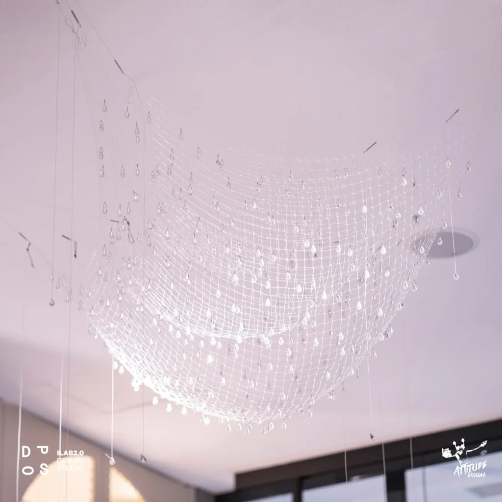 Lampadario a rete da pesca con cristalli sospeso sulla sala di Krudo