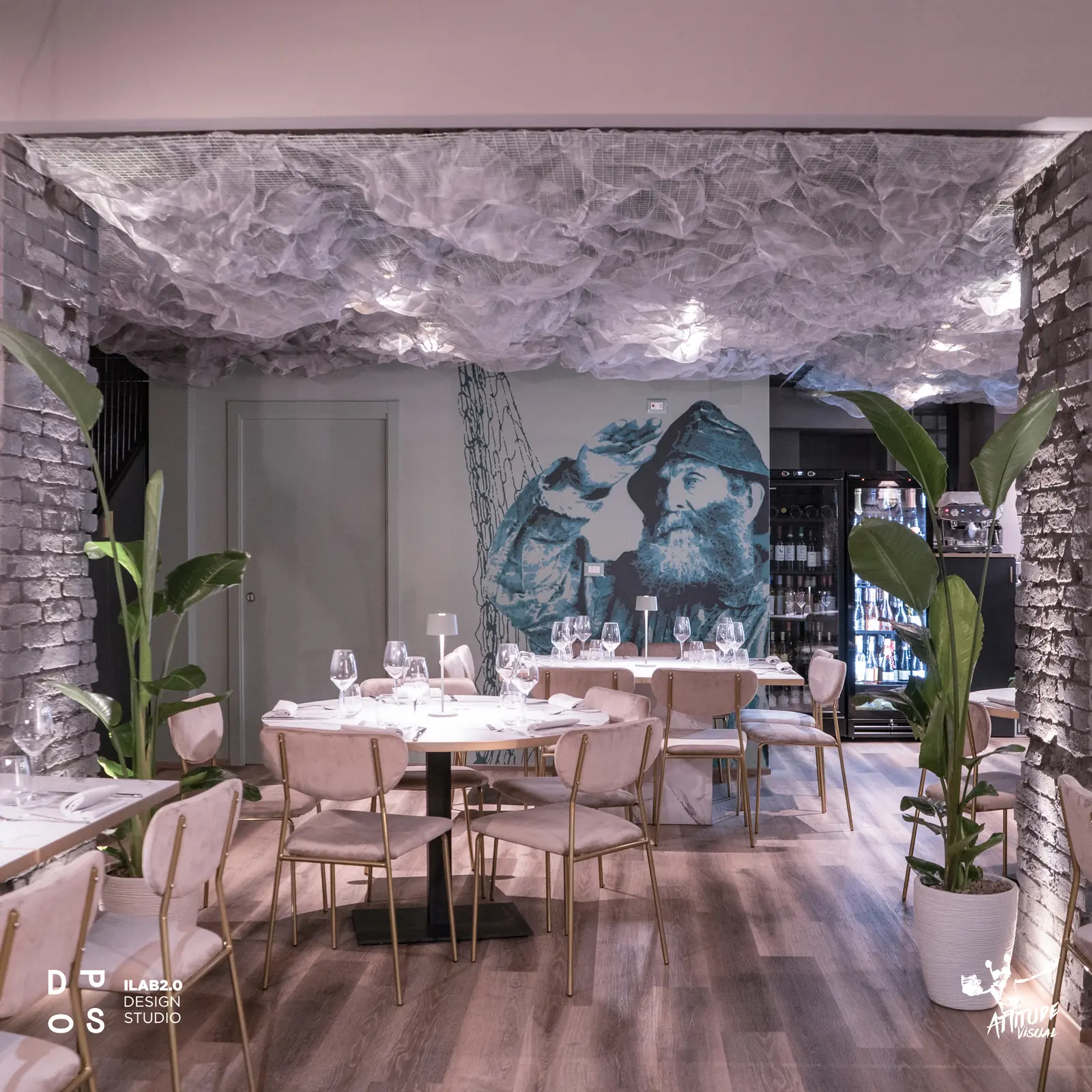 Sala di Krudo con il murale del pescatore e il soffitto a nuvola in tulle
