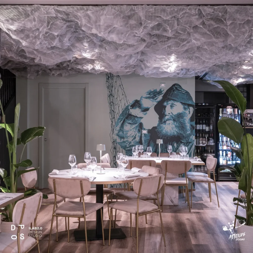 Sala di Krudo con soffitto a nuvola e murale del pescatore