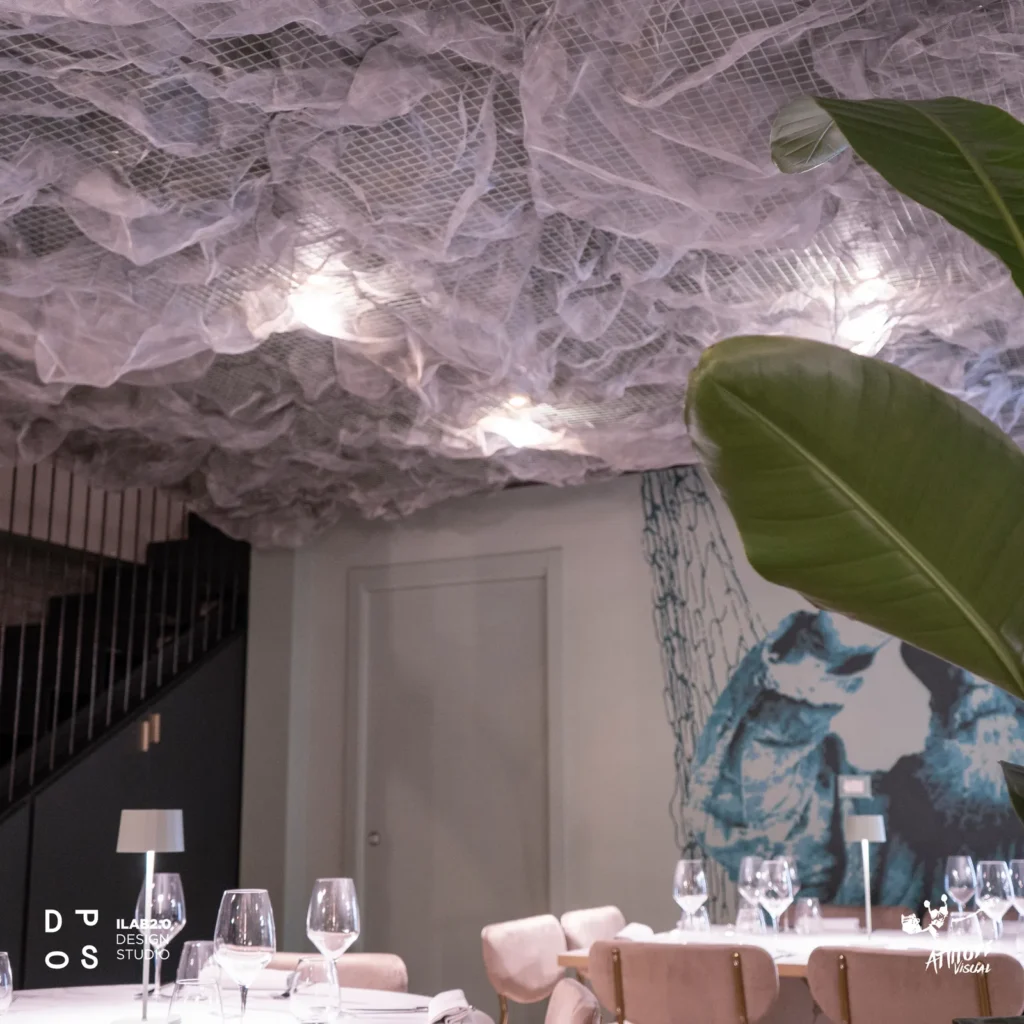 Soffitto a nuvola in tulle sopra la sala di Krudo