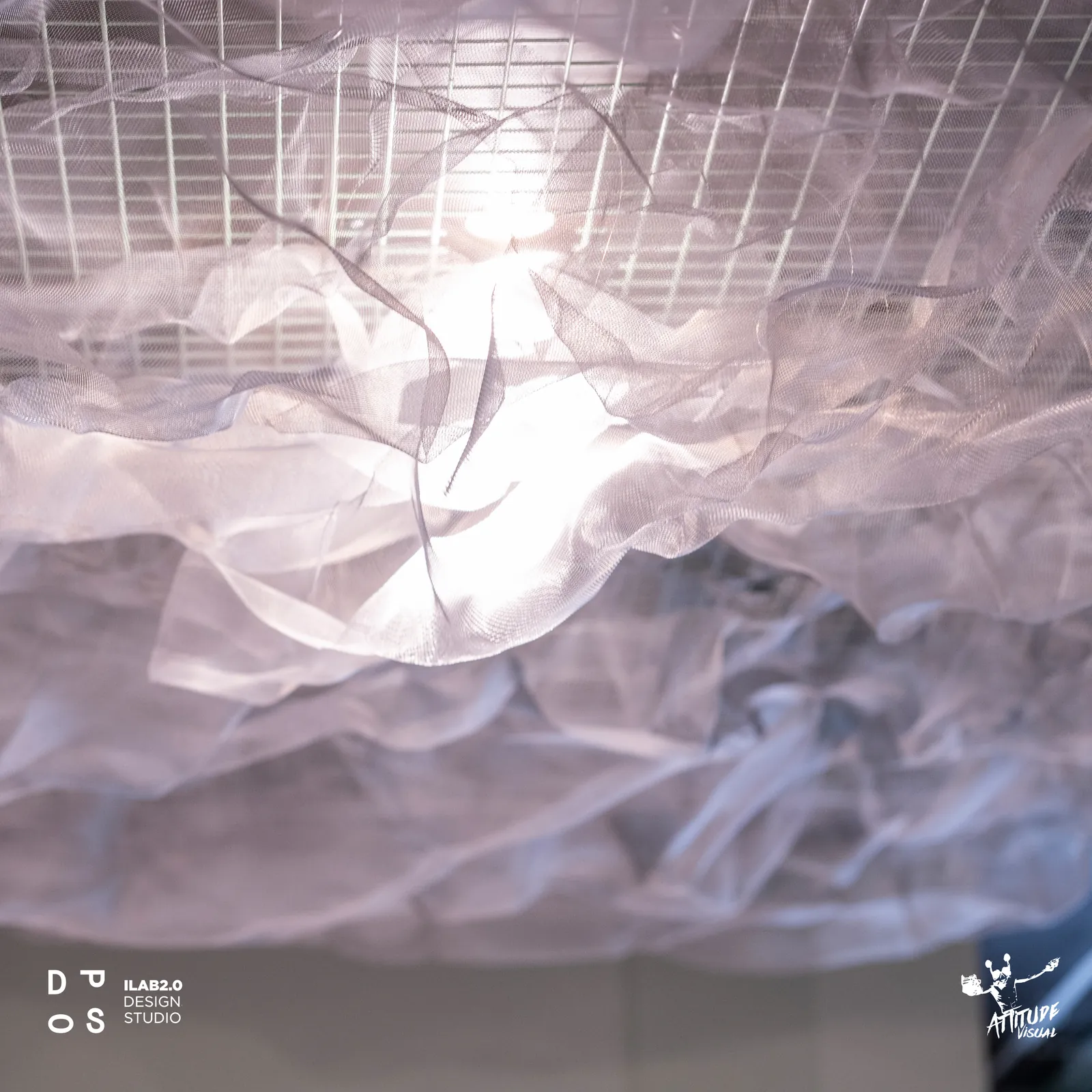 Soffitto in tulle illuminato dall'interno a Krudo