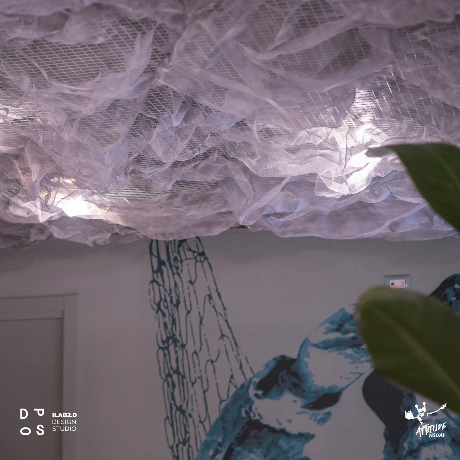 Soffitto in tulle e rete da pesca davanti al murale di Krudo